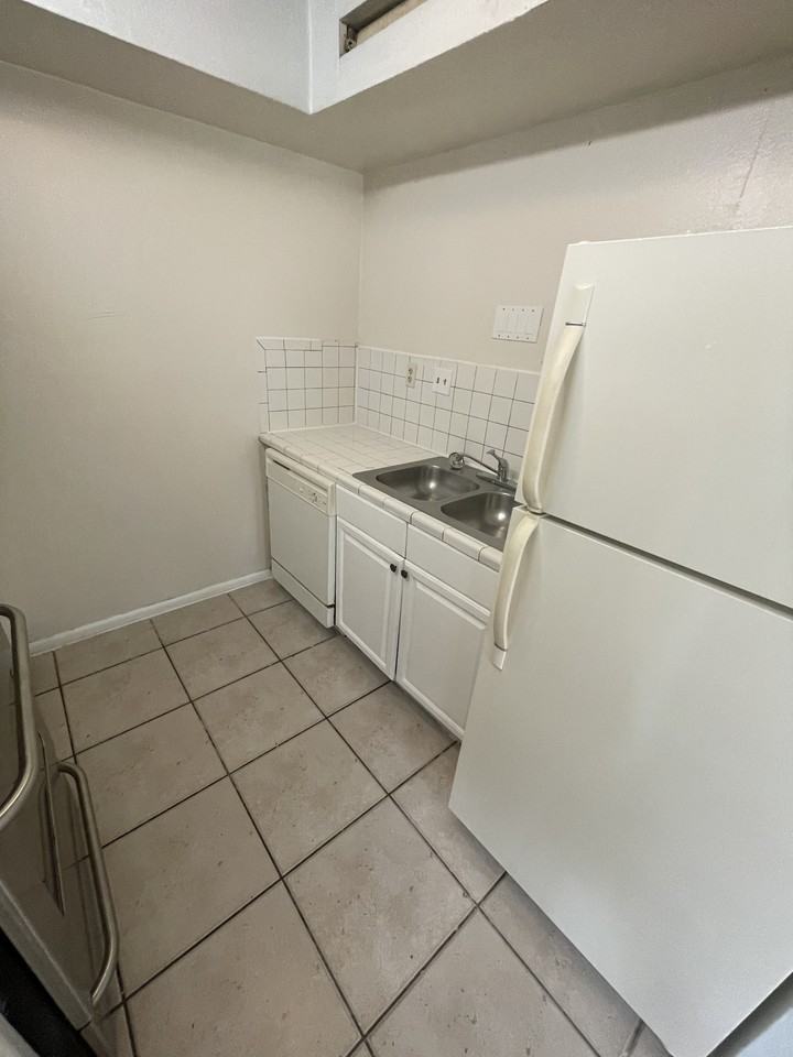 1446 Holden Ave #D - Photo 2 of 9