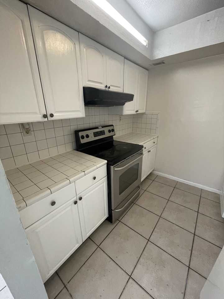 1446 Holden Ave #D - Photo 3 of 9