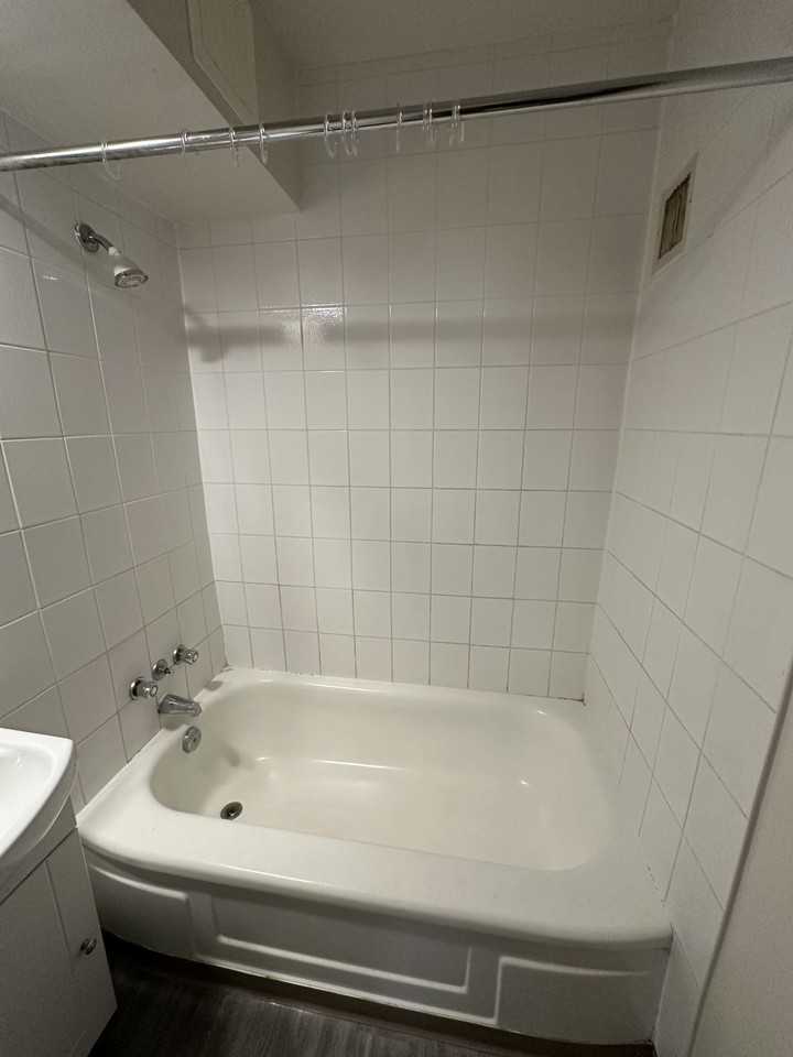 Capital Manor - Photo 7 of 10
