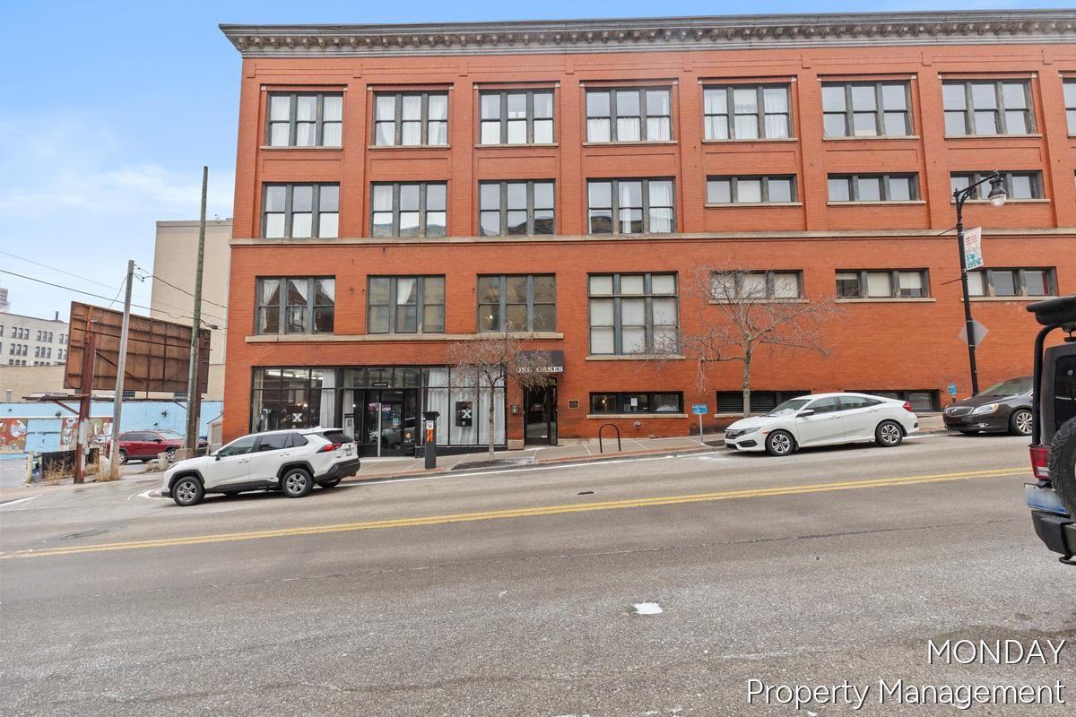 1 Oakes St SW - Photo 2 of 28