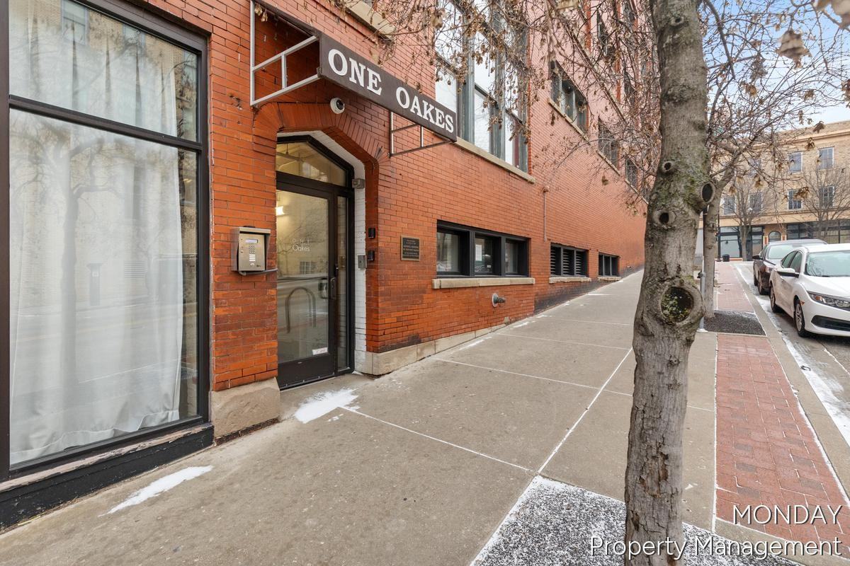 1 Oakes St SW - Photo 3 of 28