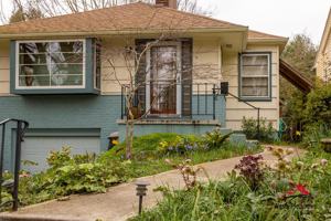 featured image of 3205 Ne Davis St