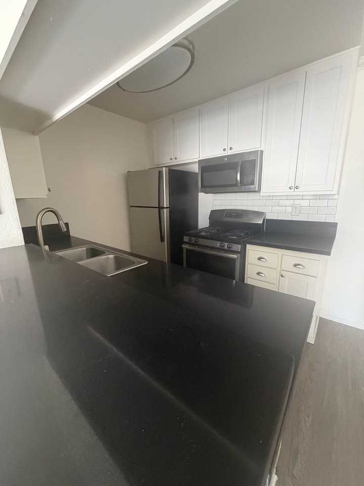 1320 N. Sycamore Avenue - Photo 5 of 33