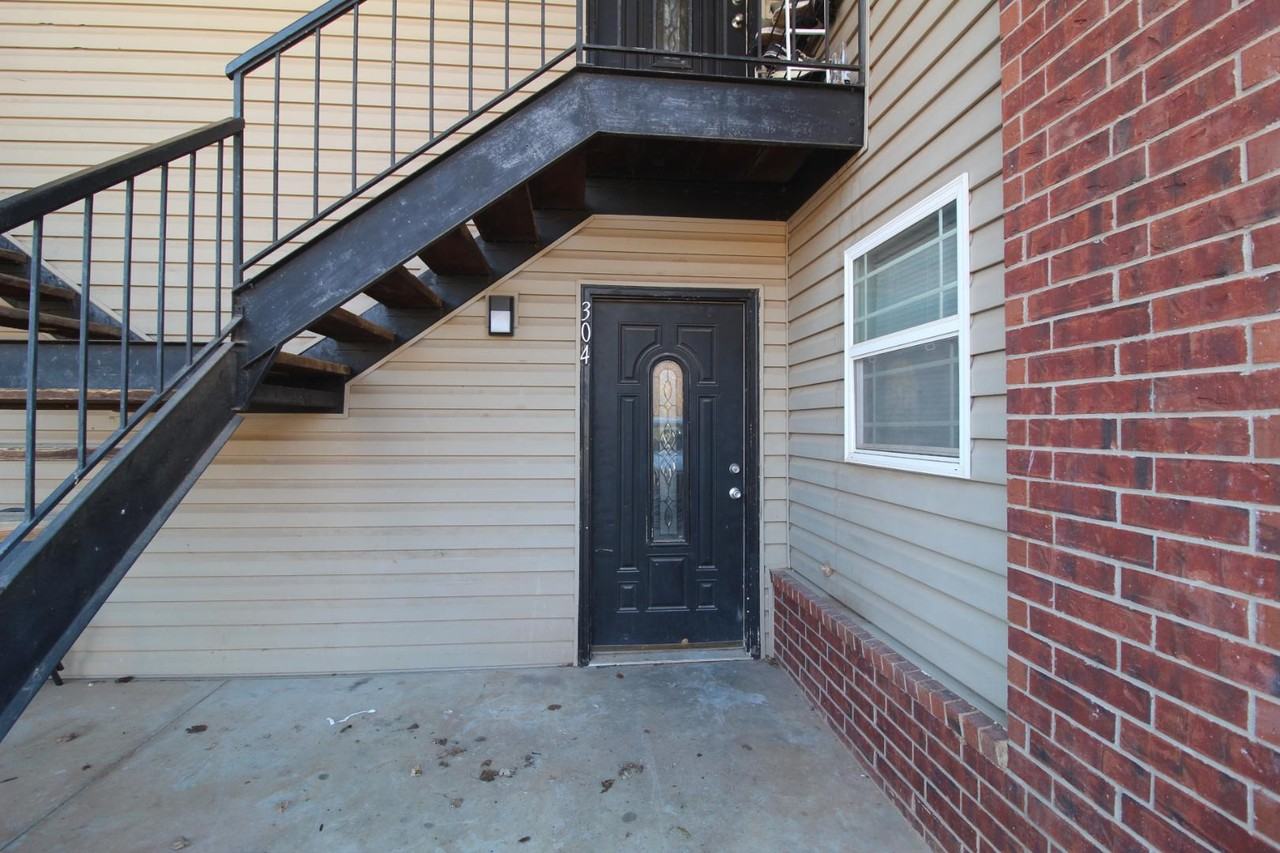 1020 E Virginia Ave - Photo 2 of 11