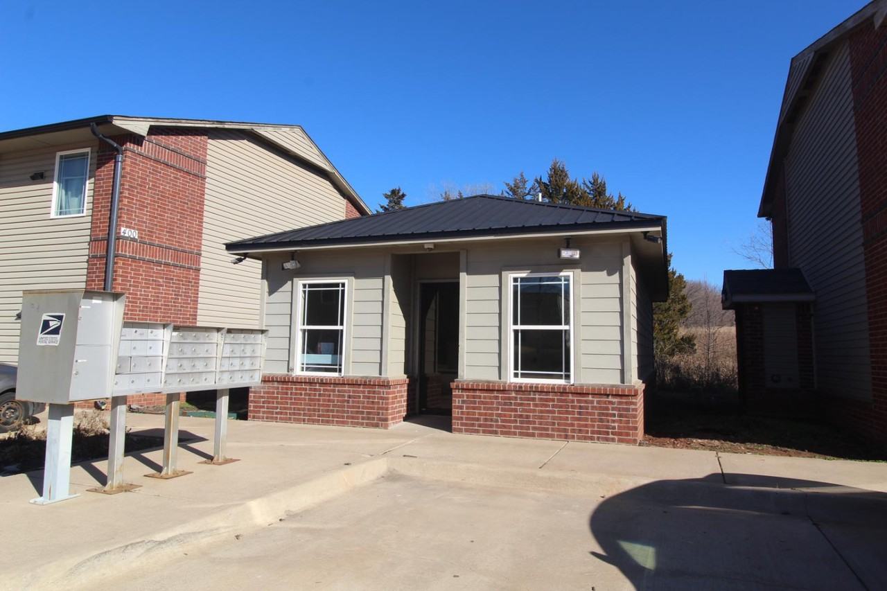 1020 E Virginia Ave - Photo 3 of 11