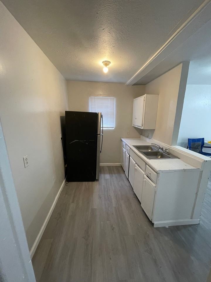 713 Baylor St #C - Photo 2 of 5