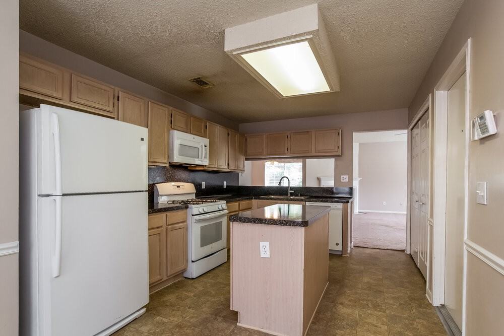 7131 Maple Walk Dr - Photo 4 of 15