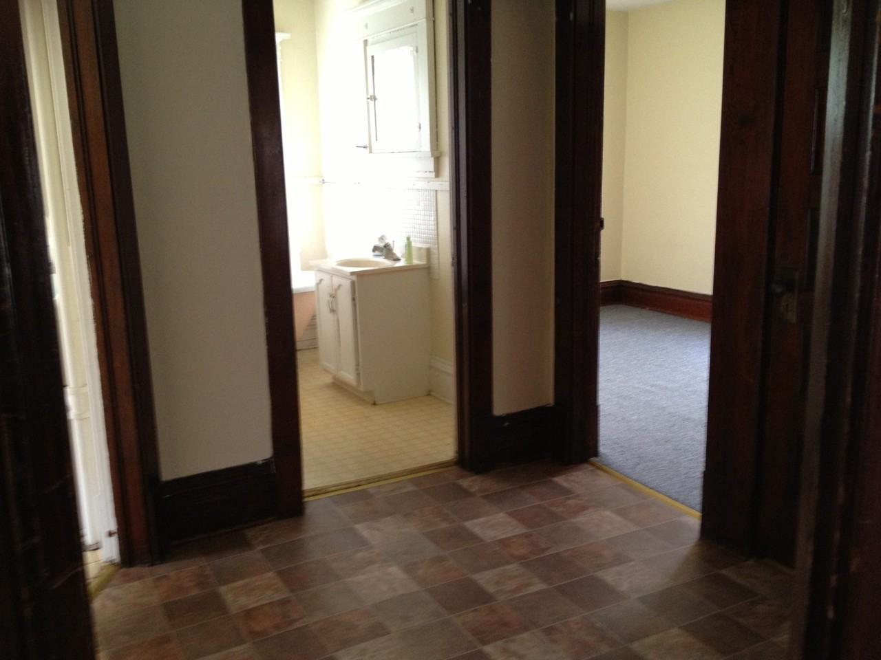 518 1/2 Locust St #1-2 - Photo 4 of 5