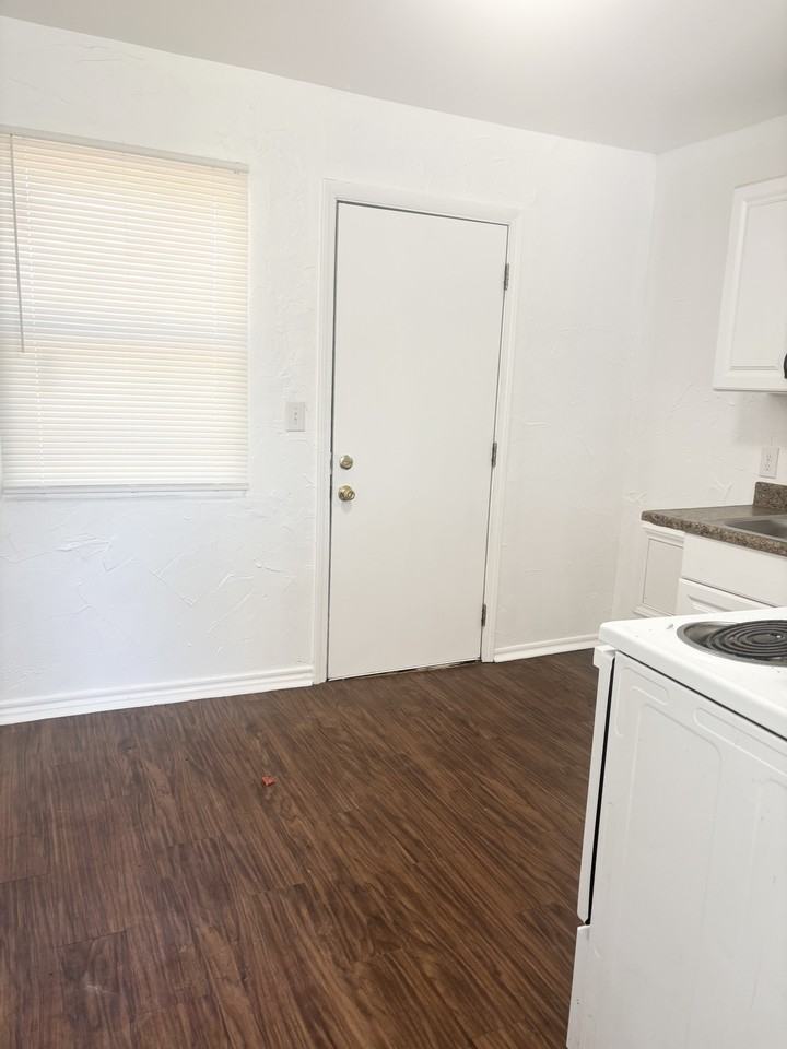 3049 Ne 15th St #1 - Photo 3 of 24