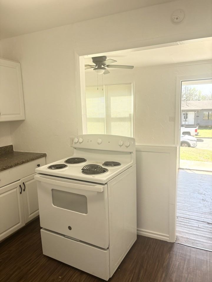 3049 Ne 15th St #1 - Photo 4 of 24
