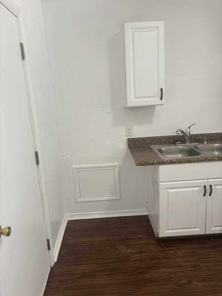 3049 Ne 15th St #1 - Photo 6 of 24