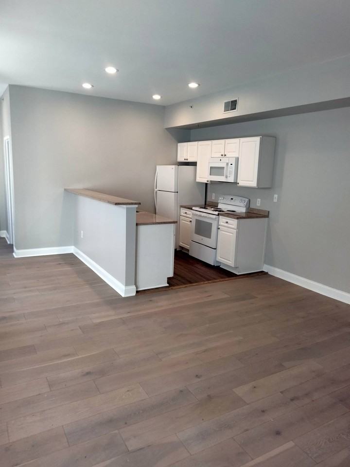 206210 Farmington Ave #312