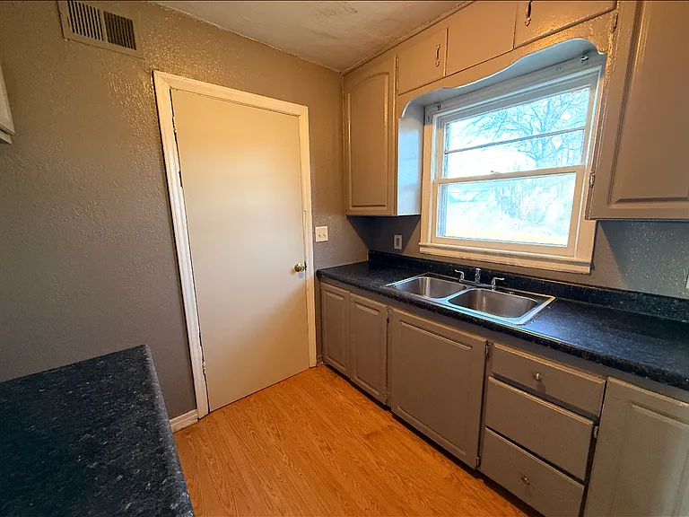 2332 N Poplar St #1 - Photo 3 of 8