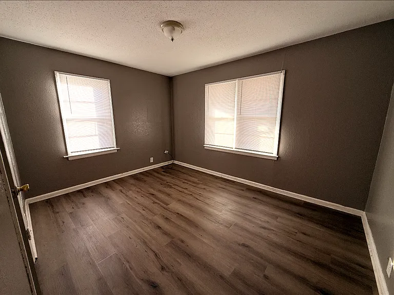 2332 N Poplar St #1 - Photo 4 of 8