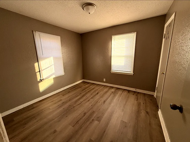 2332 N Poplar St #1 - Photo 5 of 8