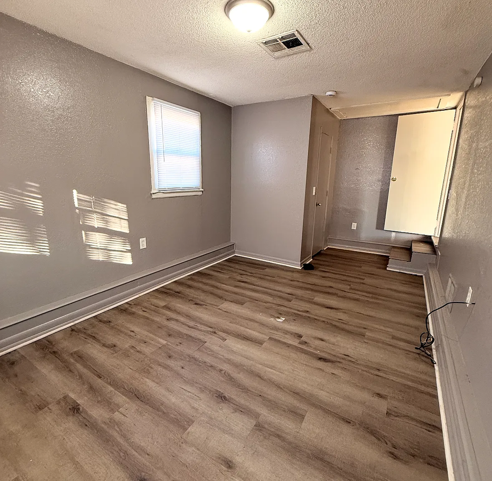 2332 N Poplar St #1 - Photo 7 of 8