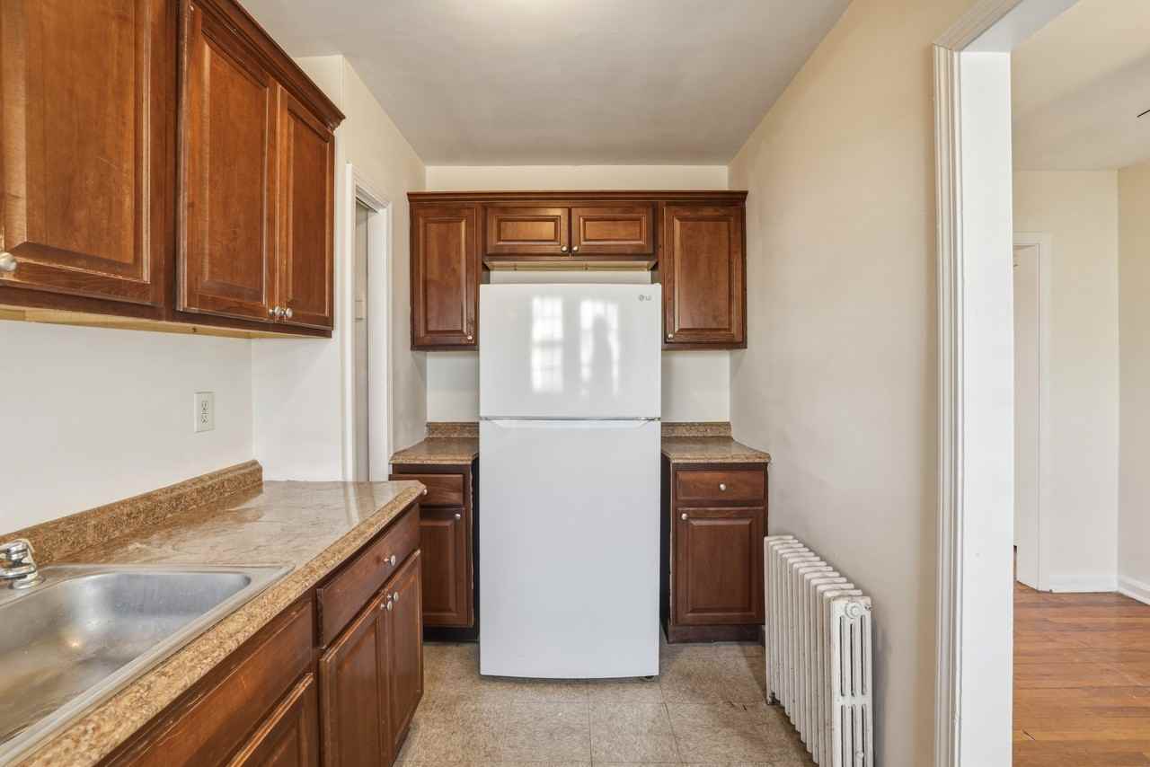 957 William St Apt B #1 - Photo 2 of 10