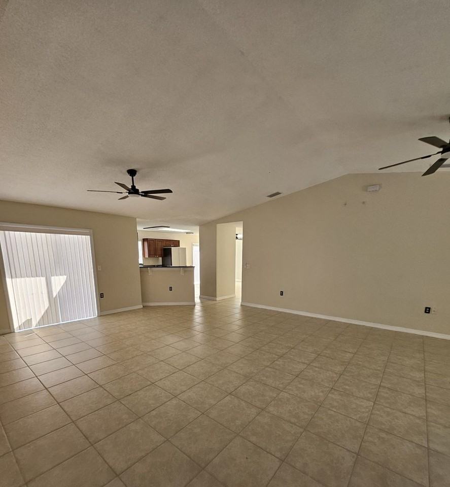 634 Llama Dr - Photo 3 of 32