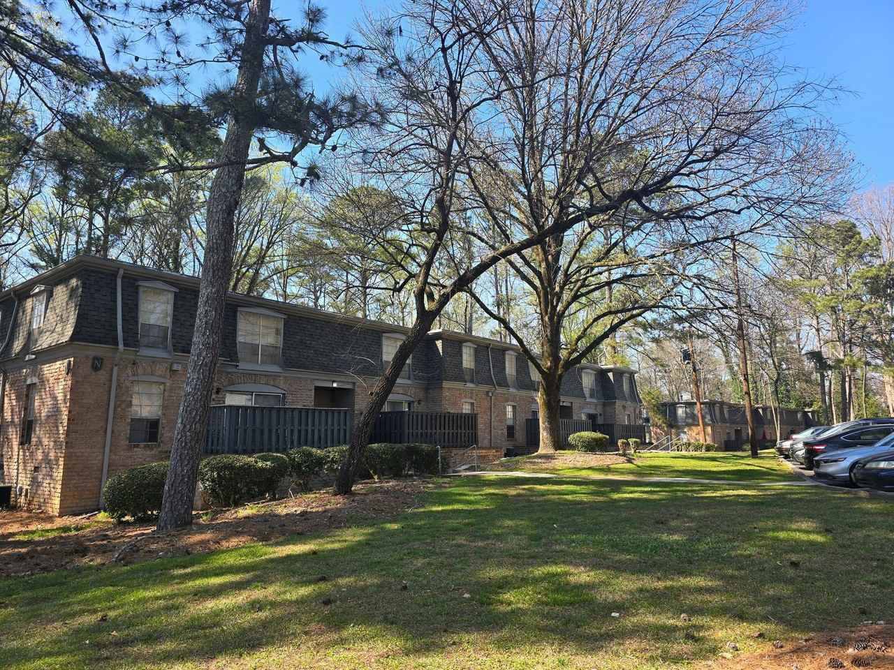 Chateau Montagne Apartments - Photo 5 of 18