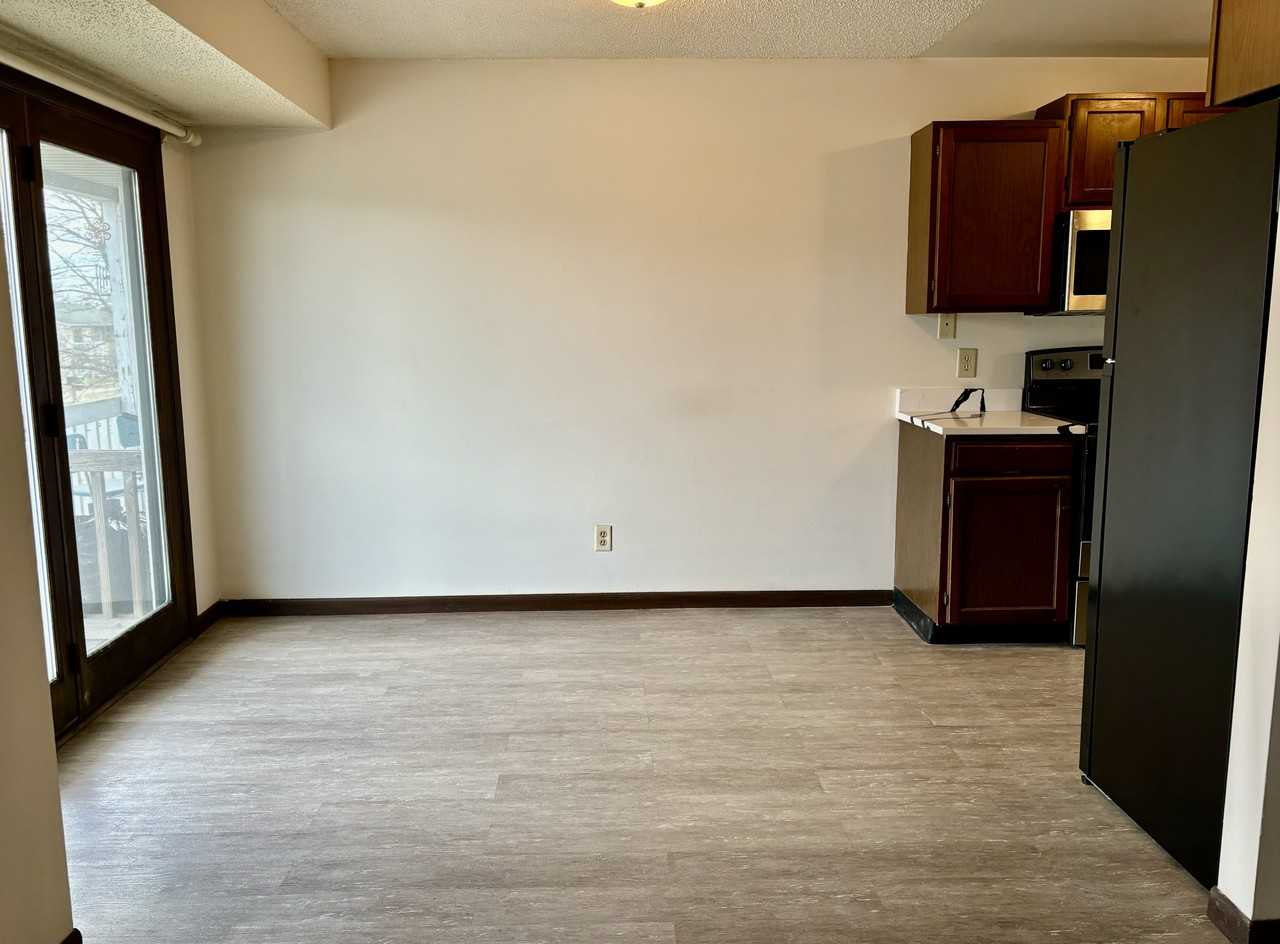 338 Oxford Ct #4 - Photo 3 of 10