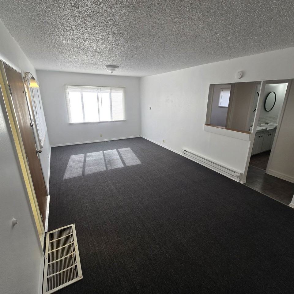 1000 California Ave - Photo 2 of 8