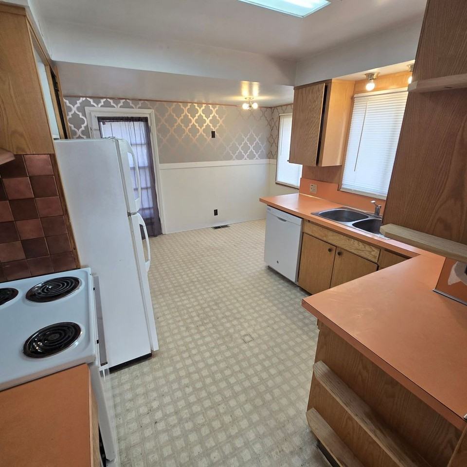 1000 California Ave - Photo 3 of 8