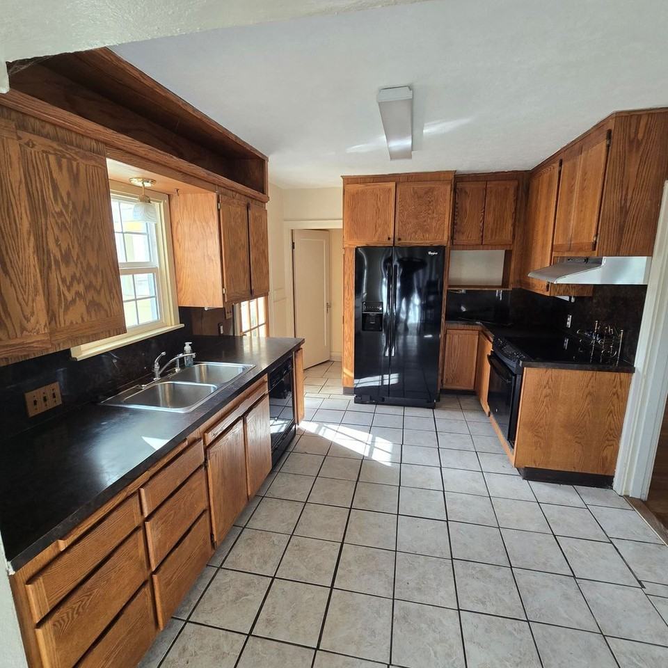 2528 Hope St - Photo 3 of 11