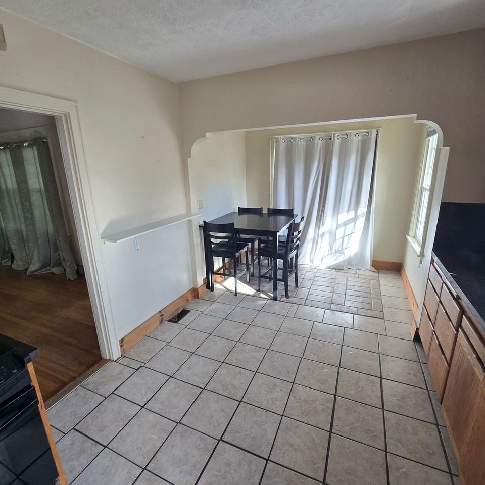 2528 Hope St - Photo 4 of 11