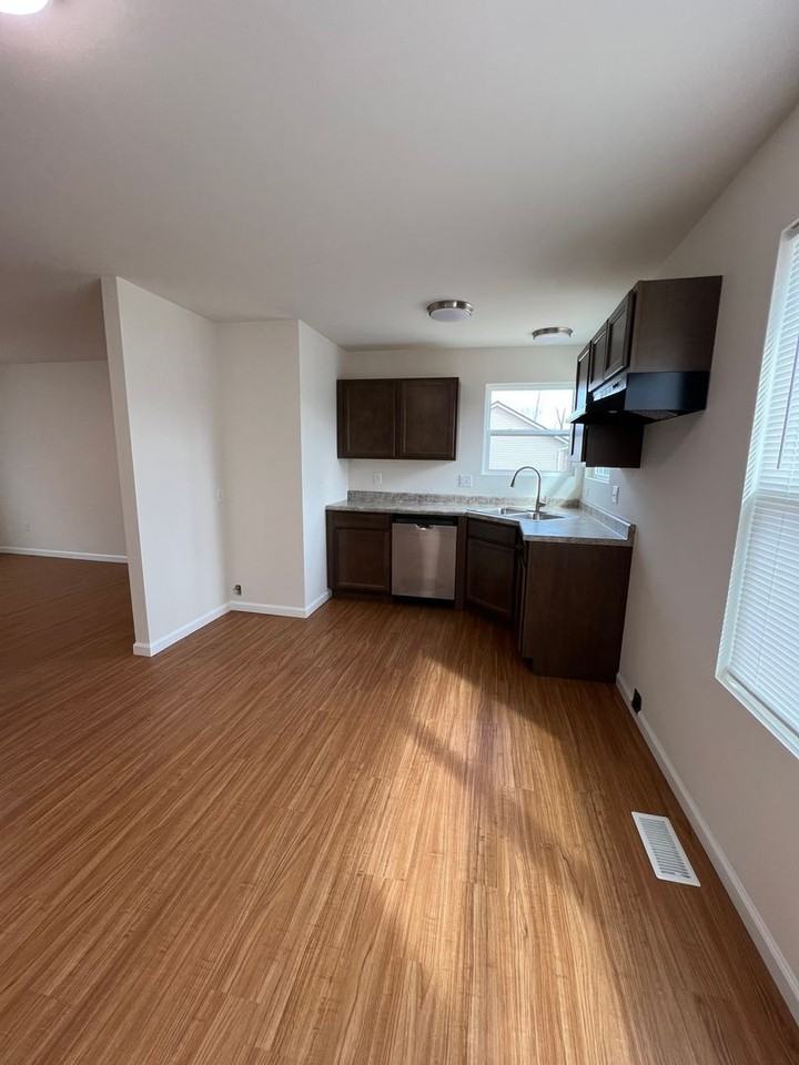 206 Baker St - Photo 4 of 19