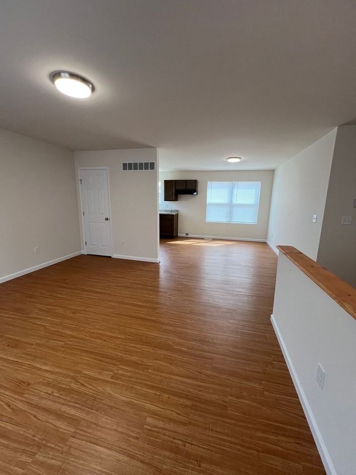 206 Baker St - Photo 6 of 19