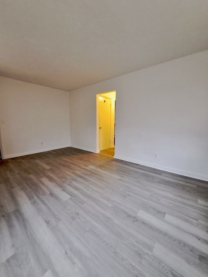 145 Glenridge Pl #D - Photo 2 of 10