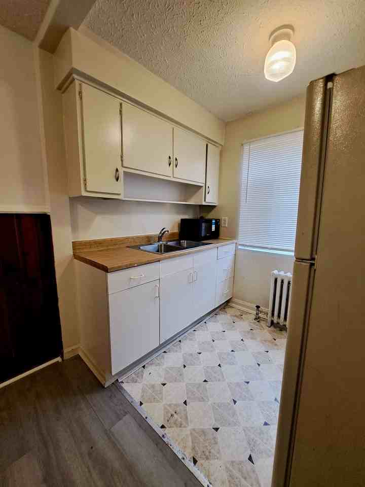 145 Glenridge Pl #D - Photo 4 of 10