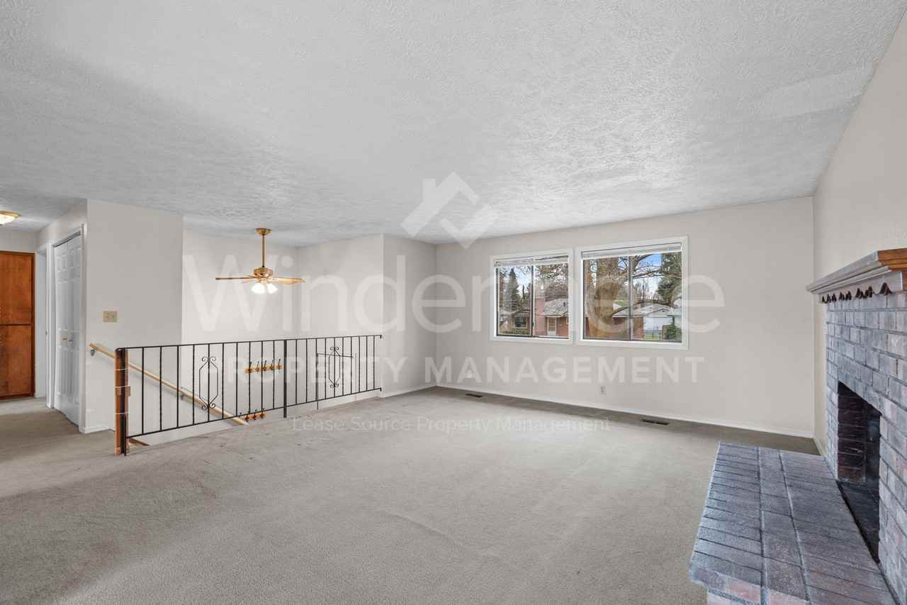 3532 W Heroy Ave - Photo 5 of 36