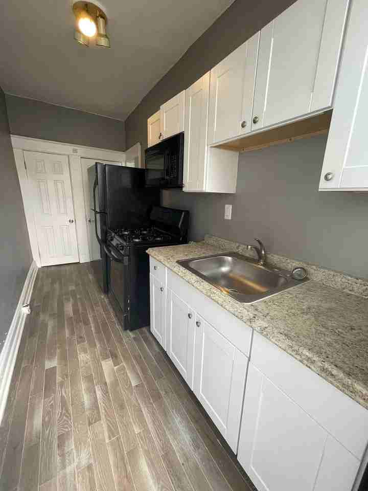 2516 Barclay St - Photo 4 of 18