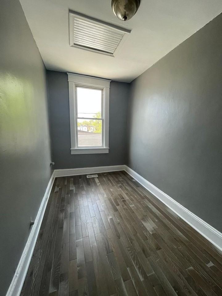 2516 Barclay St - Photo 5 of 18