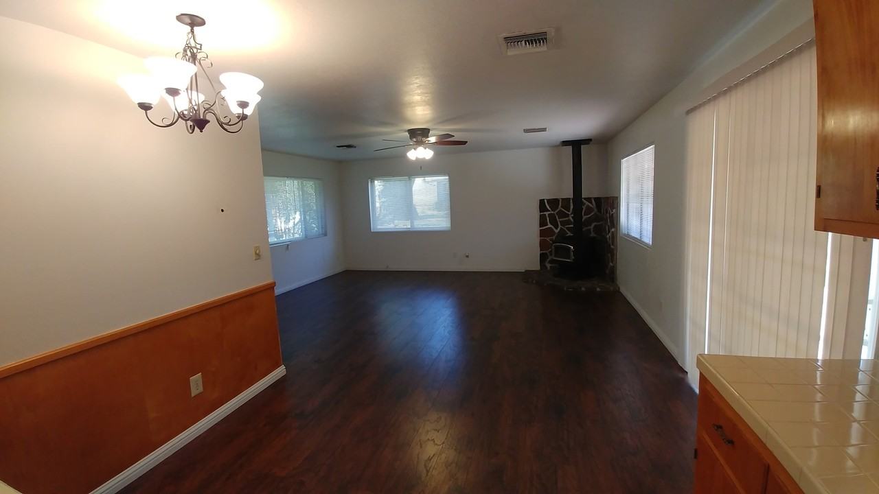 4184 Sherwood Ct - Photo 3 of 14