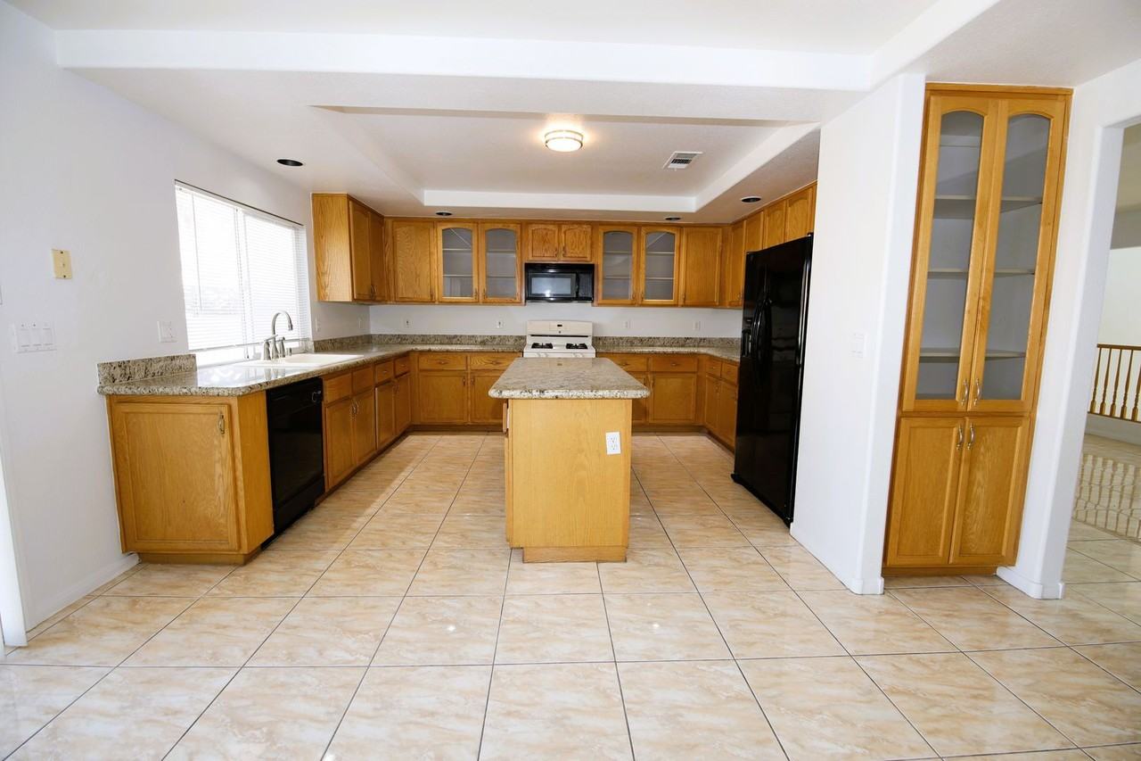 554 Campus Oaks Ct - Photo 7 of 28