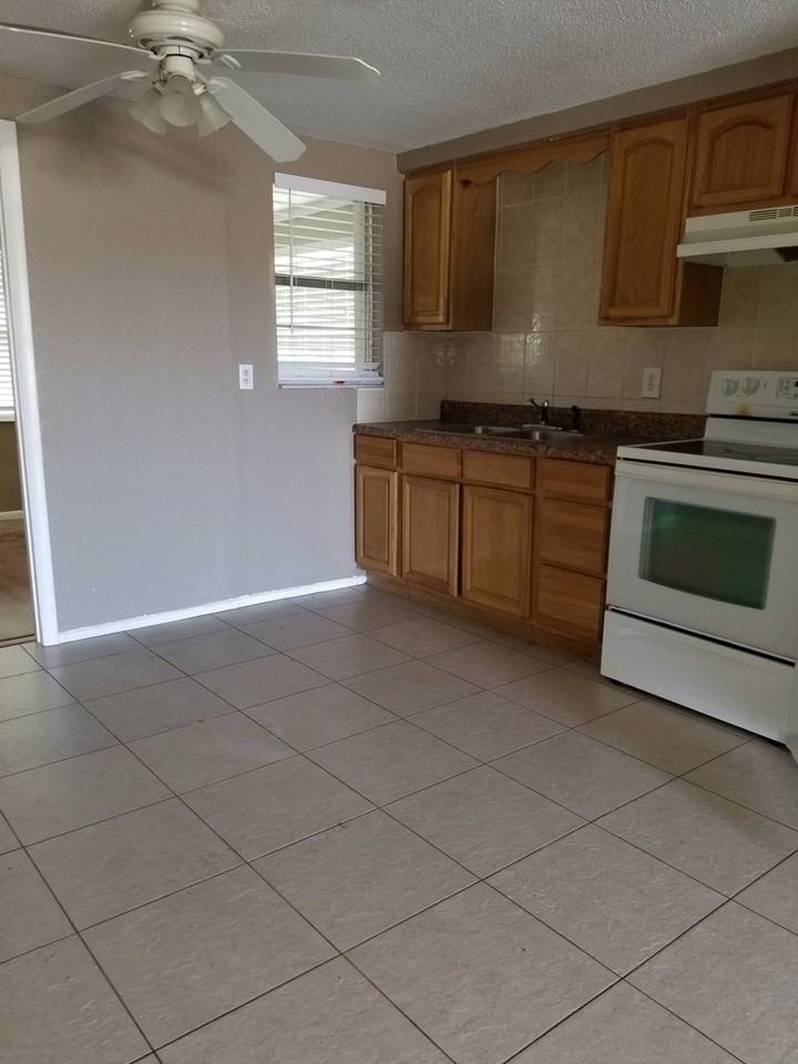 5352 Poinsettia Dr - Photo 4 of 10