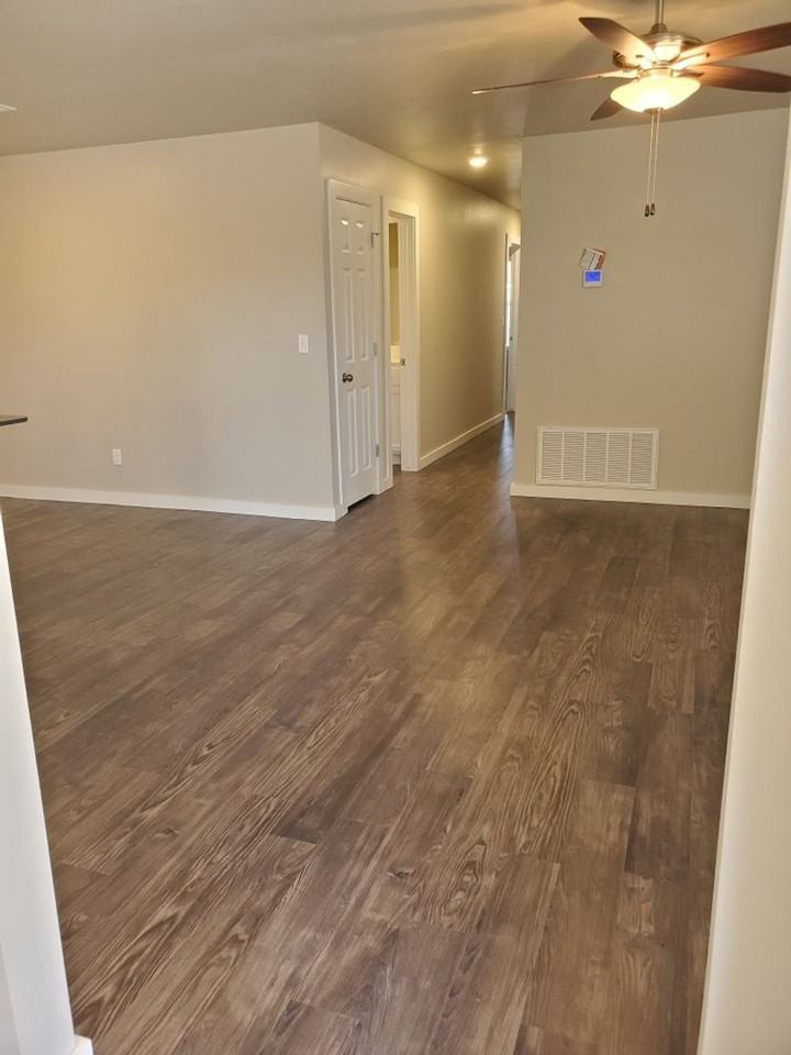 755 Sw 13th St - Photo 4 of 11