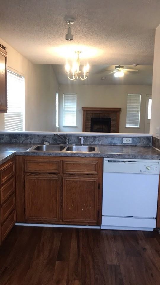 1102 Creek St - Photo 4 of 19