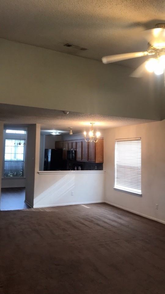 1102 Creek St - Photo 5 of 19