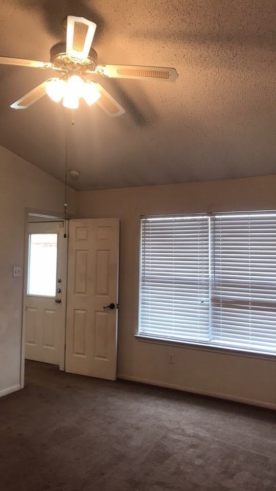 1102 Creek St - Photo 7 of 19