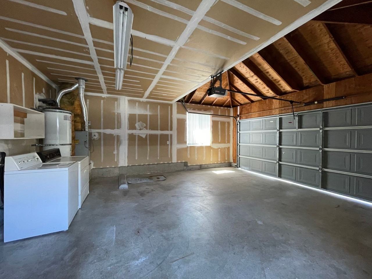 2275 Silverbrook Ct - Photo 3 of 11