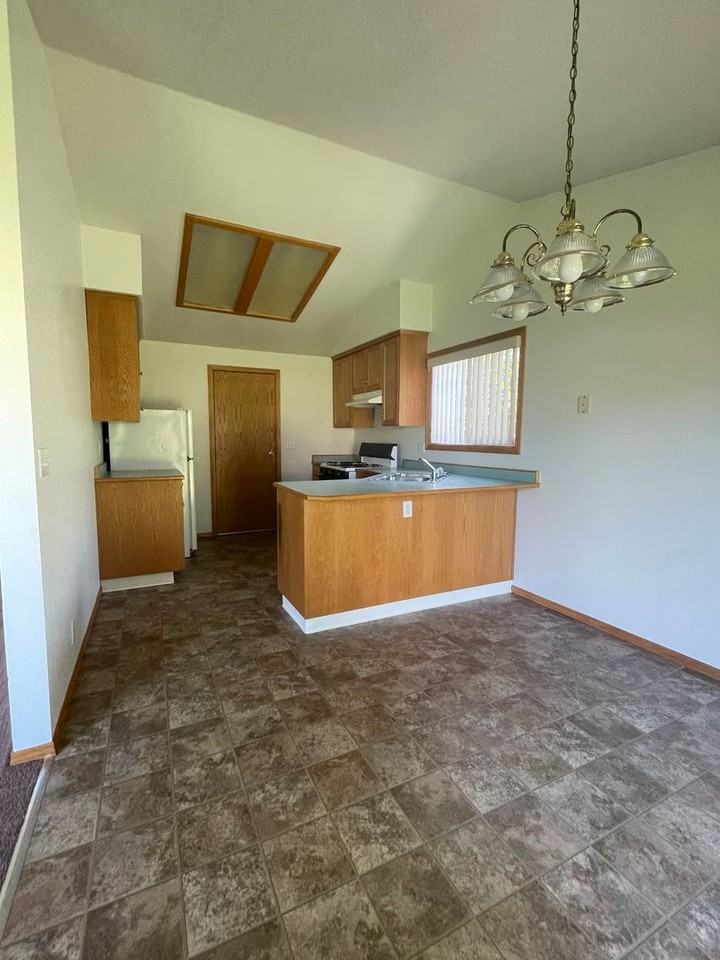 2275 Silverbrook Ct - Photo 4 of 11