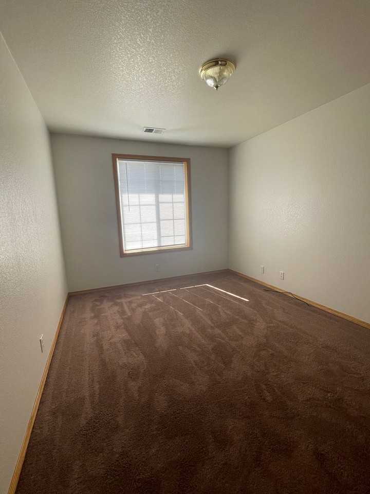 2275 Silverbrook Ct - Photo 6 of 11