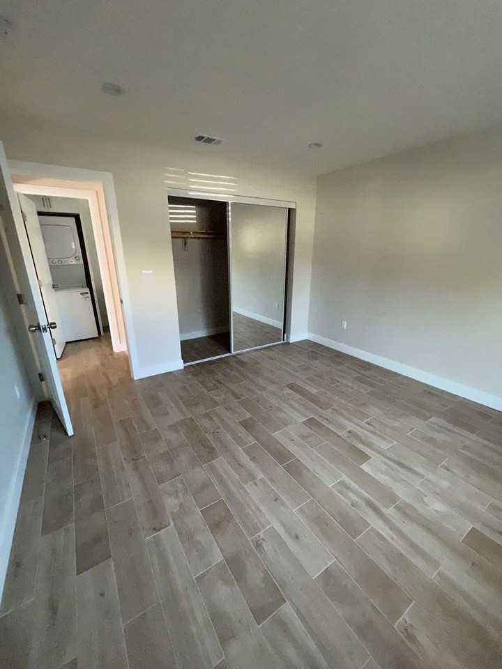 Lindley Ave - Photo 6 of 9