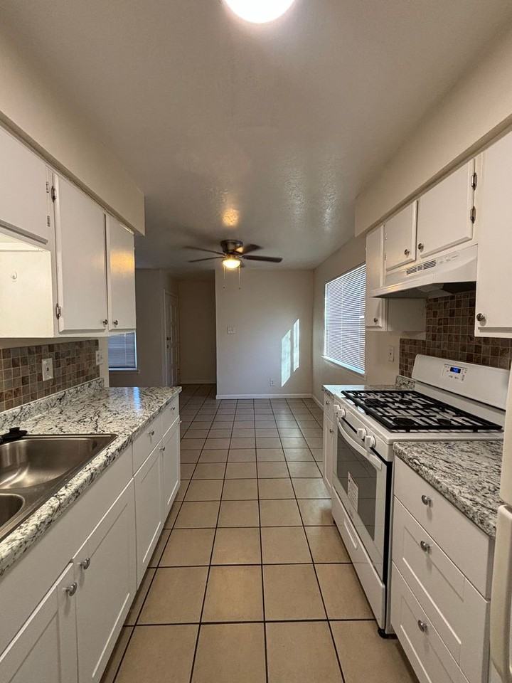 Spacious 2 Bedroom Apartment with Private Yard - Photo 3 of 12