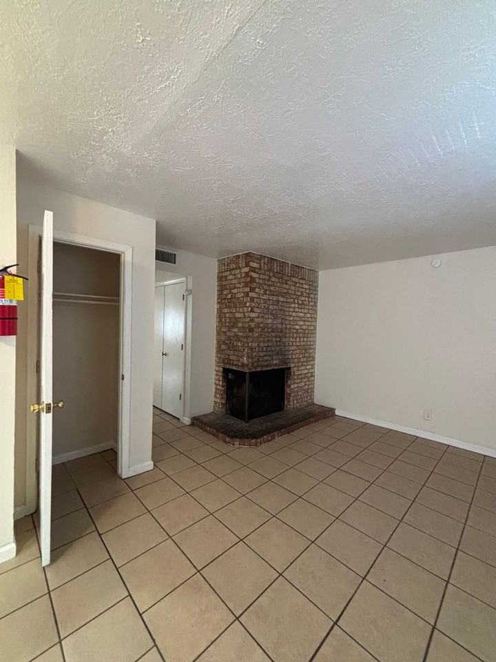 Spacious 2 Bedroom Apartment with Private Yard - Photo 4 of 12