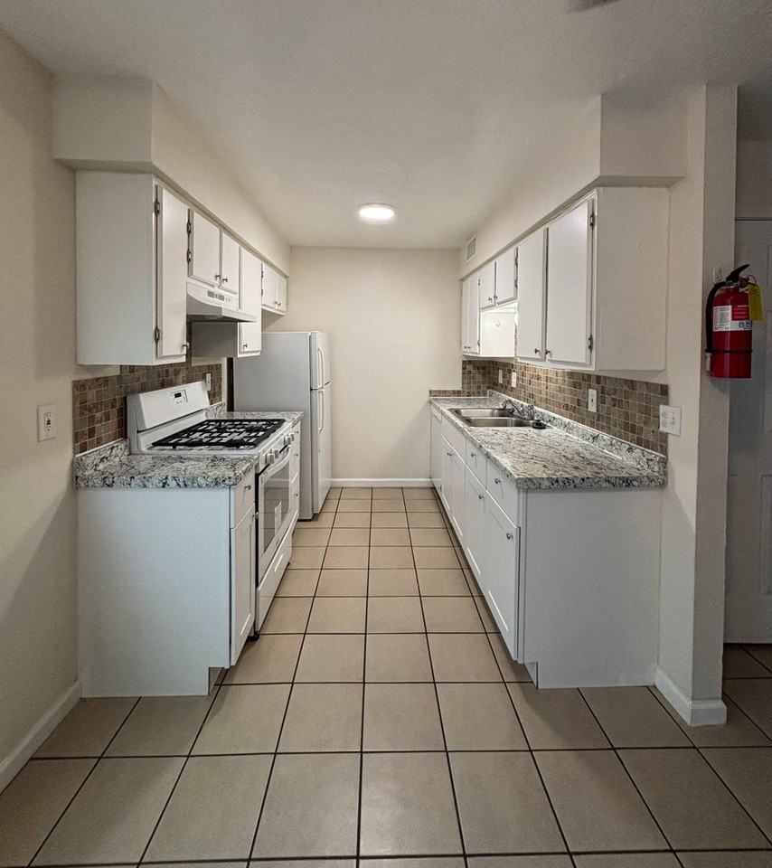 Spacious 2 Bedroom Apartment with Private Yard - Photo 6 of 12