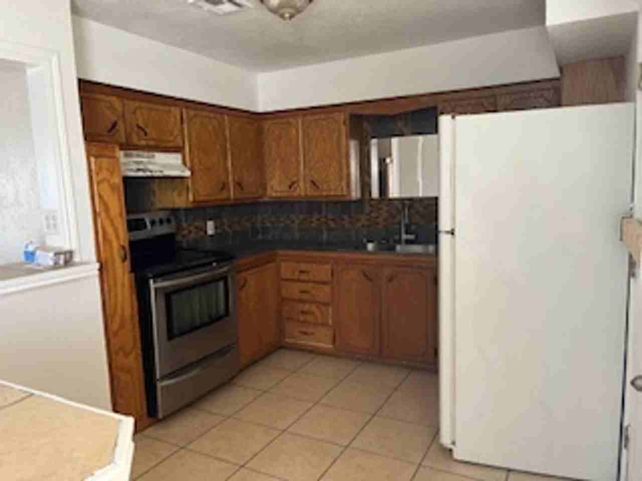 2136 Nw Ozmun Ave - Photo 3 of 10